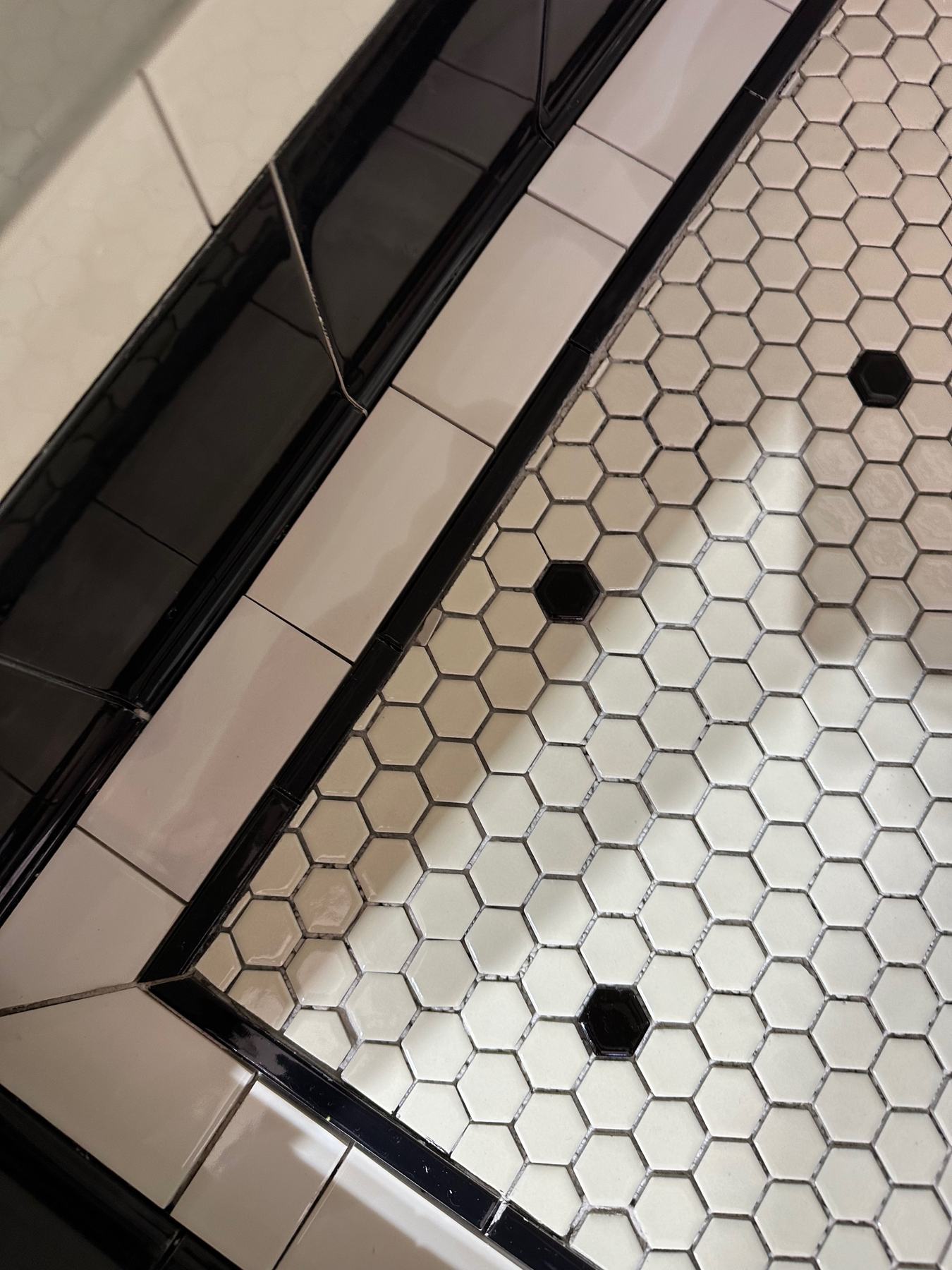 Hexagonal shower floor and border