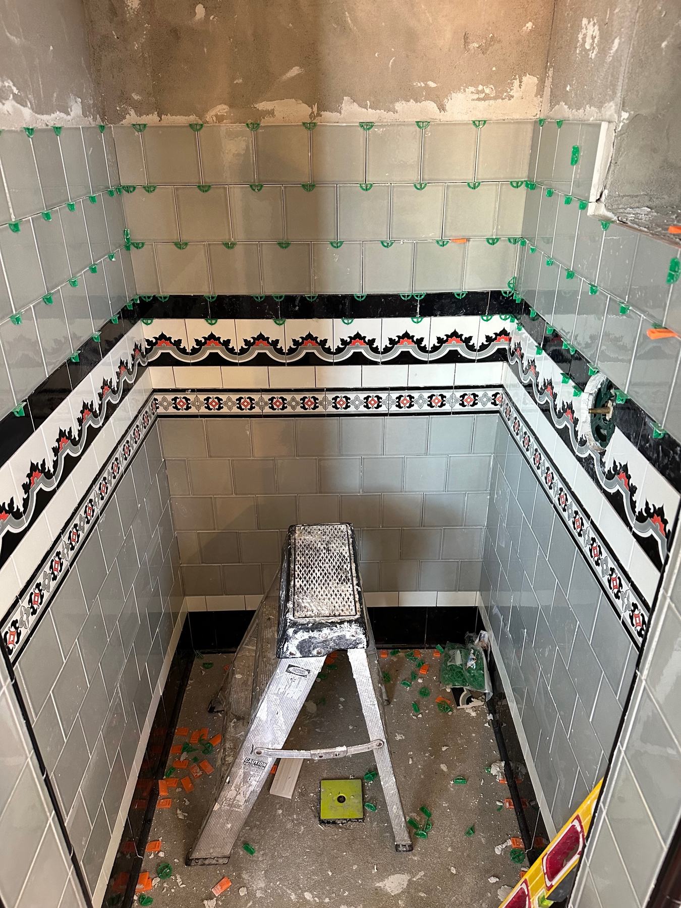 Decorative pattern band installation